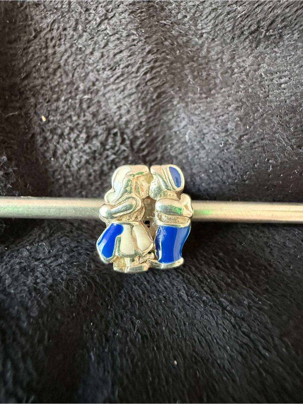 Biba bead kissing couple